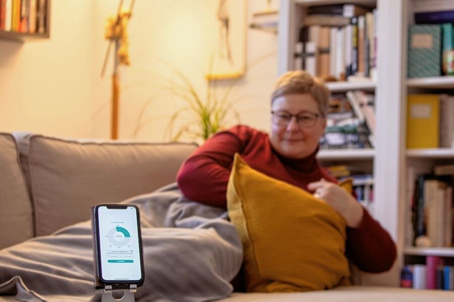 Besser schlafen dank Handy-App? Medizin-Software im Selbsttest - Schlafprobleme? Sabine Schott hat den Selbsttest gemacht und dazu mithilfe einer per Handy gesteuerten App einen angenehmen Schlafrhythmus trainiert. 