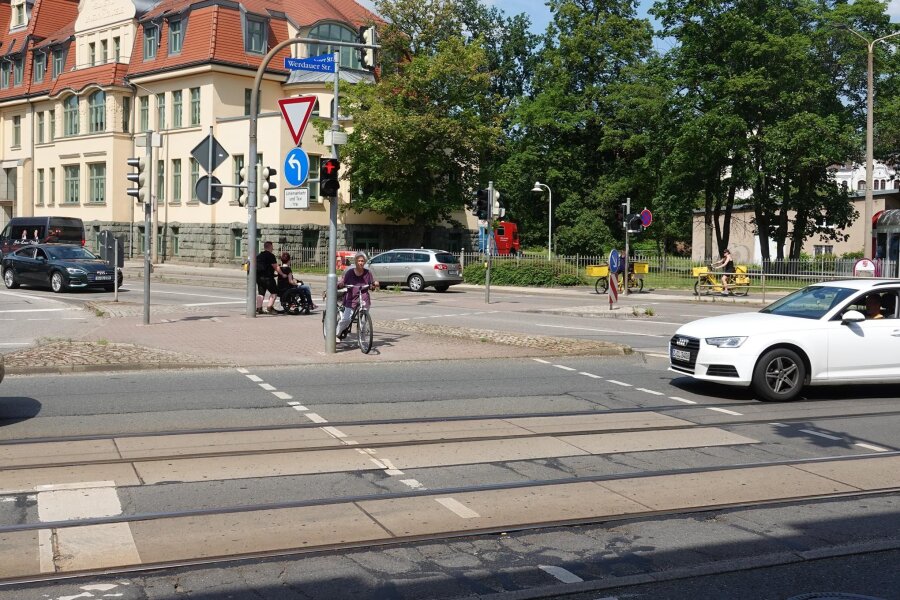 Bessere Bedingungen für Fußgänger: Stadt Zwickau will zentrale Kreuzung umbauen - In die Jahre gekommener Untergrund und Straßenbahngleise: Die Kreuzung am neuen Stadtarchiv stellt für einige Verkehrsteilnehmer ein schwieriges Pflaster dar.