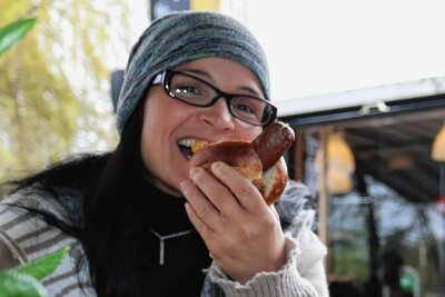 Beste Grillwurst Europas kommt aus Zwickau - Diana Schmalz aus Glauchau-Wernsdorf hat am Sonntag den Scharfen Schwan am Bacaru am Zwickauer Schwanenteich probiert und war begeistert. 