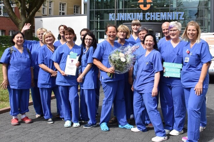 Pflegekräfte der Station K 111 wurden am Dienstag mit einem Preis ausgezeichnet. Sie vertreten Sachsen nun bei der bundesweiten Abstimmung zu den beliebtesten Pflegeprofis. 