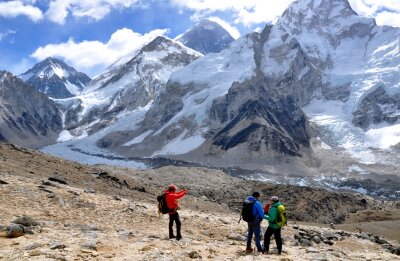 Besteigung des Mount Everest: In dünne Luft -  Trekkingtouristen am Aussichtsberg Kala Patthar (5545 m) mit Blick auf die Gipfelpyramide des Mount Everest (Mitte) und den Khumbu-Eisbruch (links). 