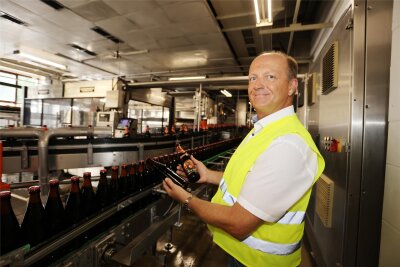 Bestes Bockbier Deutschlands kommt aus Zwickau - Das preisgekrönte „Bock Dunkel“ in den Händen von Mauritius-Geschäftsführer Jörg Dierig, kurz vor der Etikettierung in der Zwickauer Brauerei.