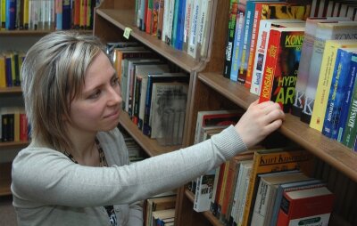 Bestseller werden für die Leser schnell beschafft - 
              <p class="artikelinhalt">Die Lunzenauer Bibliothek ist eine beliebte Einrichtung. Rathausmitarbeiterin Anke Heilmann kümmert sich um den Bestand und berät die Leser. </p>
            