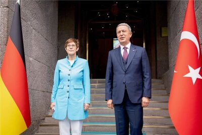 Besuch beim schwierigen Nato-Partner - Schwierige Beziehung: Bundesverteidigungsministerin Annegret Kramp-Karrenbauer und ihr türkischer Amtskollege Hulusi Akar.