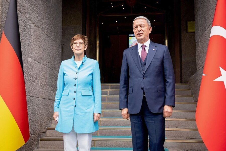 Besuch beim schwierigen Nato-Partner - Schwierige Beziehung: Bundesverteidigungsministerin Annegret Kramp-Karrenbauer und ihr türkischer Amtskollege Hulusi Akar.