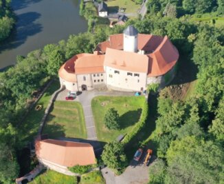 Besuch der Burg Schönfels wird teurer - Die Burg Schönfels von oben. Durch höhere Ticketpreise ab 1. Juli hofft die Gemeinde, das finanzielle Defizit etwas auszugleichen. 