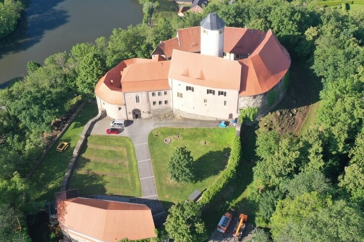 Besuch der Burg Schönfels wird teurer - Die Burg Schönfels von oben. Durch höhere Ticketpreise ab 1. Juli hofft die Gemeinde, das finanzielle Defizit etwas auszugleichen. 