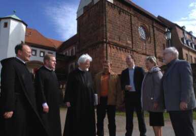 Benediktiner vor dem Kloster in Wechselburg