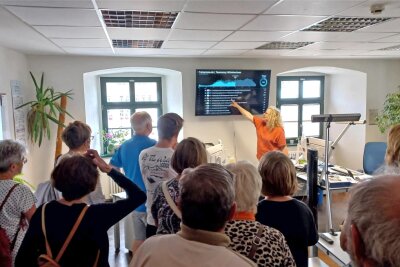 Besuch in der Redaktion: Freie Presse Freiberg lädt zum Kennenlernen ein - Grit Baldauf zeigt den Besuchern in den Redaktionsräumen das zentrale Board.