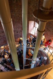 Besucher erkunden Wasserturm - 