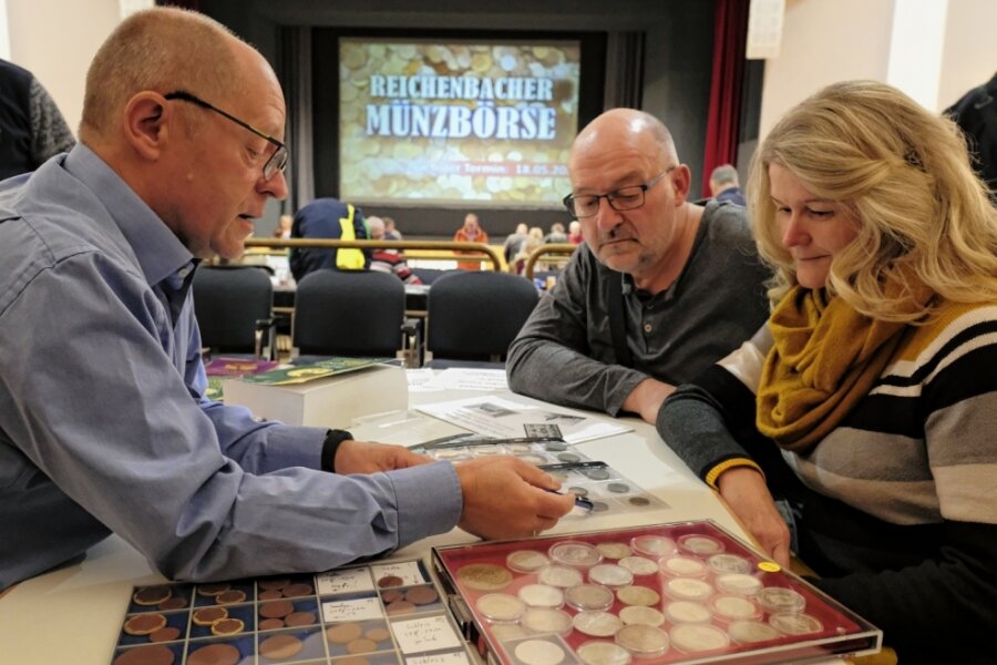 Besucher fachsimpeln mit Experten in Reichenbach über Münzen - 
