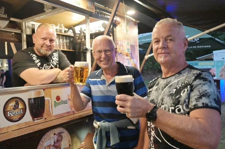 Kevin Thiem (links) aus Berlin hat tschechisches Bier ausgeschenkt, das Ralf Werner (Mitte) aus Stollberg und Ralf Bieligk aus Niederwürschnitz genießen. 