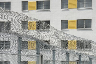 Besucher im Gefängnis festgenommen - 