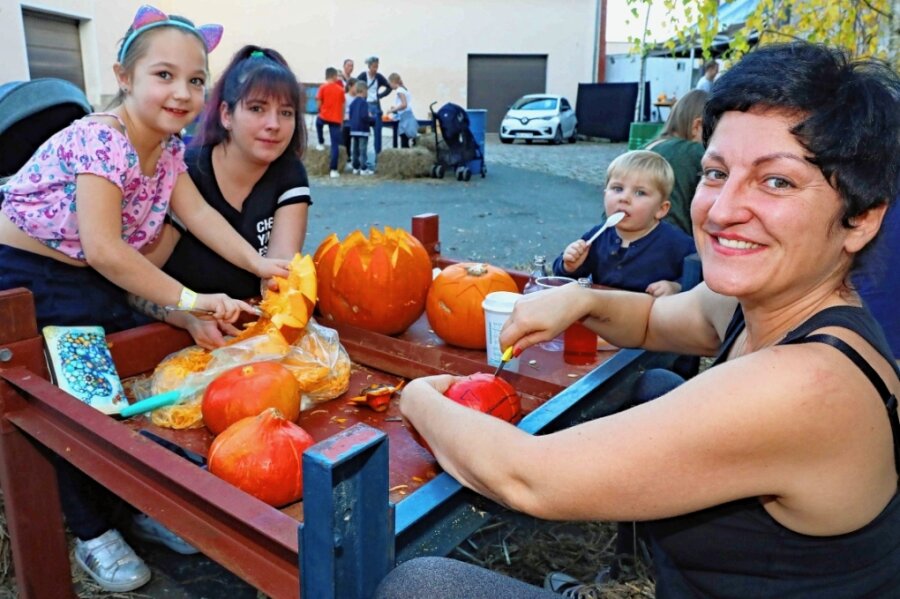 Besucher strömen ins Horrorhaus - Am Sonntag vor der abschließenden Halloween-Party nutzten viele Familien ihren Besuch bei der "Art Werdau" zum Kürbisschnitzen.