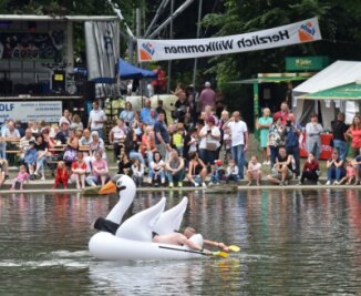 Besucher strömen zum Schutzteichfest - In Annaberg wurde zum achten Schutzteichfest eingeladen. Das sonntägliche Entenrennen über das Gewässer zählte zu den Höhepunkten. Im Schwan versuchte Matthias Bösl aus Niederbayern das Gewässer zu überqueren.