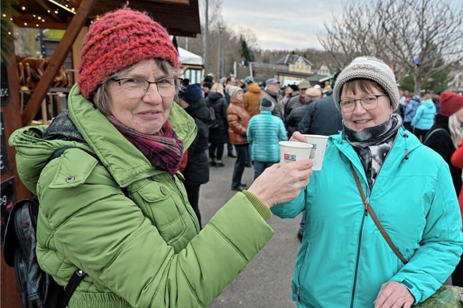 Besucherandrang auf Oelsnitzer Wintermarkt - Gabriele Klitzsch aus Hohndorf (li.) und ihre Schwester Evelyn Pischel aus Bernsdorf sind begeistert vom Wintermarkt in Oelsnitz. 