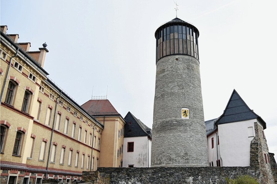Besuchermagnet: Neuer Schlossturm in Oelsnitz - Seit Mitte Mai steht der sanierte, erhöhte Bergfried von Schloss Voigtsberg in Oelsnitz Besuchern offen. 2000 kamen seither. 