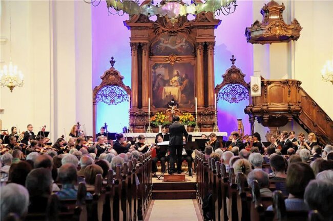 Besucherrekord eröffnet Musiksommer in Augustusburg - Unter Leitung von Pascal Kaufmann interpretierte die Junge Philharmonie Augustusburg Werke der Spätromantik. 