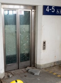 Betonplatten fliegen gegen Aufzugstüren - Am Bahnhof Reichenbach wurden die Fahrstuhltüren mit Betonplatten traktiert. 