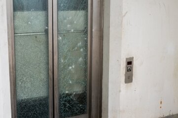 Betonplatten fliegen gegen Aufzugstüren - Am Bahnhof Reichenbach wurden die Fahrstuhltüren mit Betonplatten traktiert. 