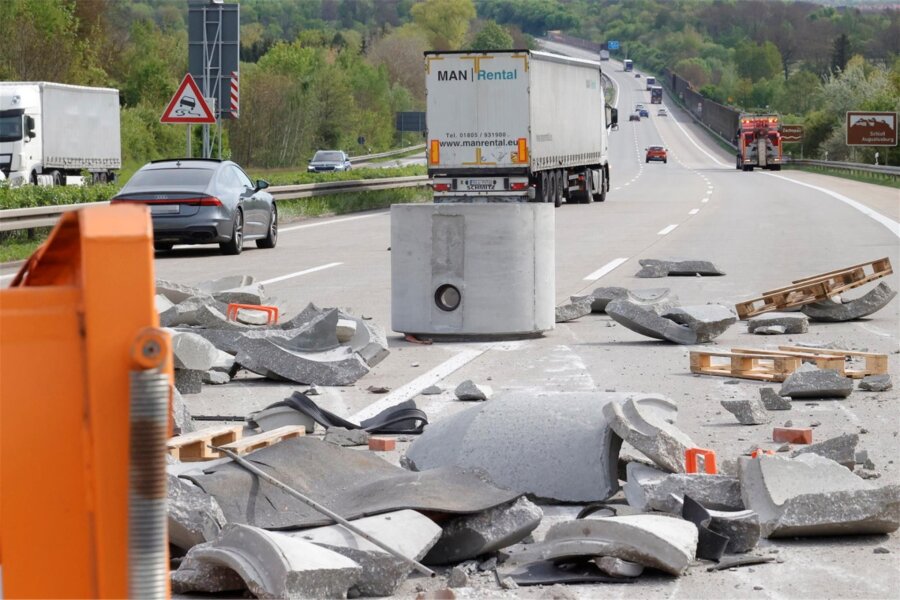 Betonteile der A 4: Autobahn bei Chemnitz-Ost gesperrt - Die A 4 Höhe Chemnitz-Ost Richtung Frankenberg ist derzeit gesperrt.