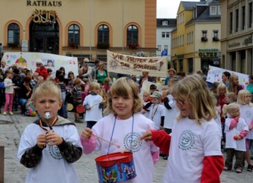 Betreuungsstress in Sachsens Kitas - Pfeifen und Trommeln für bessere Betreuung: Kindergartenkinder auf einer Protestkundgebung in Reichenbach im August 2012.