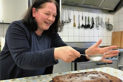 Betriebskantine in Zschopau wird zum Begegnungsort - Lydia Wähner kümmert sich um Kaffee und Kuchen.