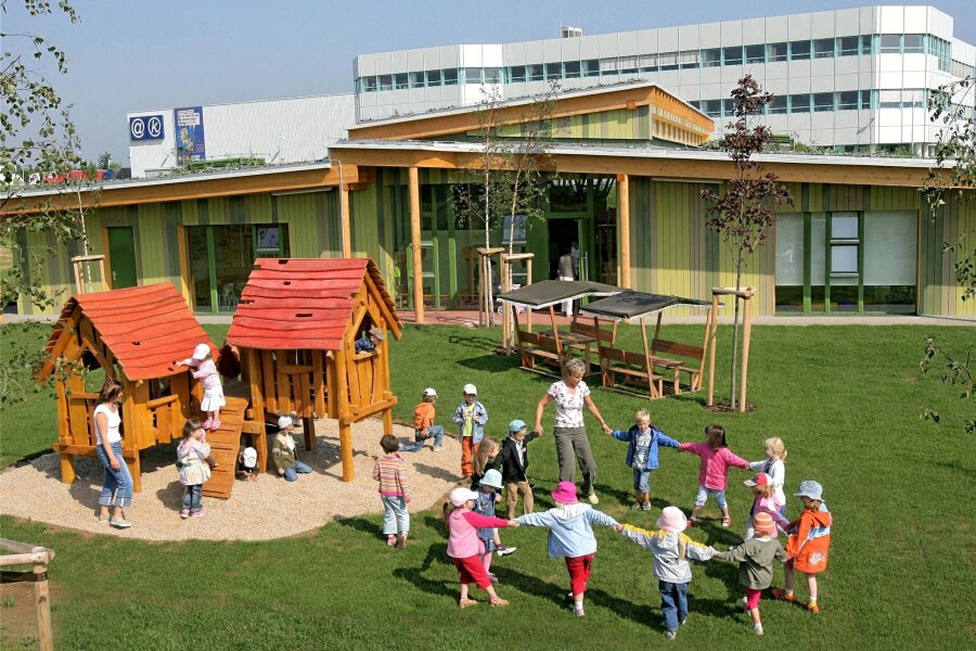 Betriebskindergarten: Komsa in Hartmannsdorf feiert 20 Jahre Kita Weltenbaum - Ein Foto aus den Anfängen des Komsa-Kindergartens Weltenbaum in Hartmannsdorf.