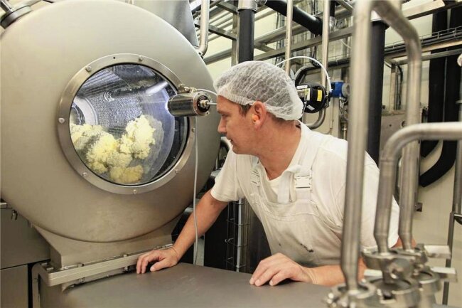 Betriebsrat bei Vogtlandmilch in Plauen gegründet: „Die Leute schreien nach Mitbestimmung“ - Ein Mitarbeiter kontrolliert den Butterautomat.