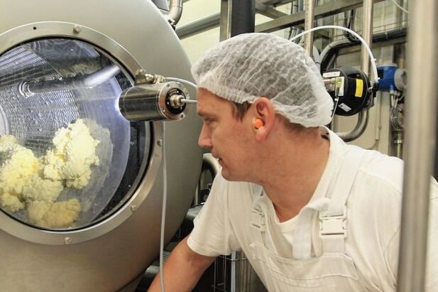 Betriebsratswahl bei der Firma Vogtlandmilch in Plauen geplant - Butterproduktion bei der Vogtlandmilch. Mitarbeiter Toralf Hilbert kann die Herstellung durch ein Sichtfenster überwachen. Der Butterpreis ist nach Firmenangaben im März eingebrochen. 