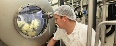 Betriebsratswahl bei Vogtlandmilch geplant - Butterproduktion bei der Vogtlandmilch. Mitarbeiter Toralf Hilbert kann die Herstellung durch ein Sichtfenster überwachen. Der Butterpreis ist nach Firmenangaben im März eingebrochen. 