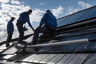 Betrug mit Solaranlagen: Wenn der Handwerker kein guter Unternehmer ist - So könnte die tägliche Arbeit auch bei der Firma des Angeklagten ausgesehen haben: Hier montieren Mitarbeiter einer Firma aus Süddeutschland Fotovoltaikmodule auf dem Dach eines Wohnhauses.