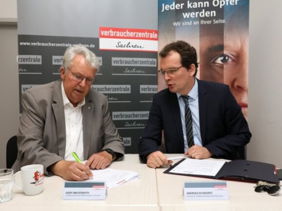 Betrugsopfer haben in Zwickau jetzt kürzere Wege - Geert Mackenroth (links) und Andreas Eichhorst haben am Donnerstag in Zwickau eine Kooperationsvereinbarung unterzeichnet. 