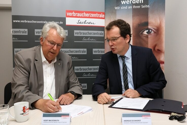 Betrugsopfer haben in Zwickau jetzt kürzere Wege - Geert Mackenroth (links) und Andreas Eichhorst haben am Donnerstag in Zwickau eine Kooperationsvereinbarung unterzeichnet. 