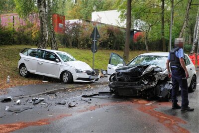 Betrunken am Steuer: 24-Jähriger verursacht in Chemnitz schweren Unfall - Beide Fahrzeuge wurden bei dem Frontalzusammenstoß auf der Bernsdorfer Straße schwer beschädigt.