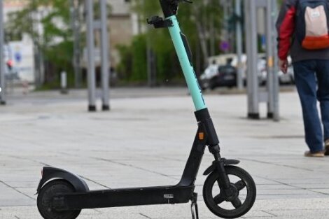 Betrunkene fahren mit E-Scooter durch Chemnitz - 