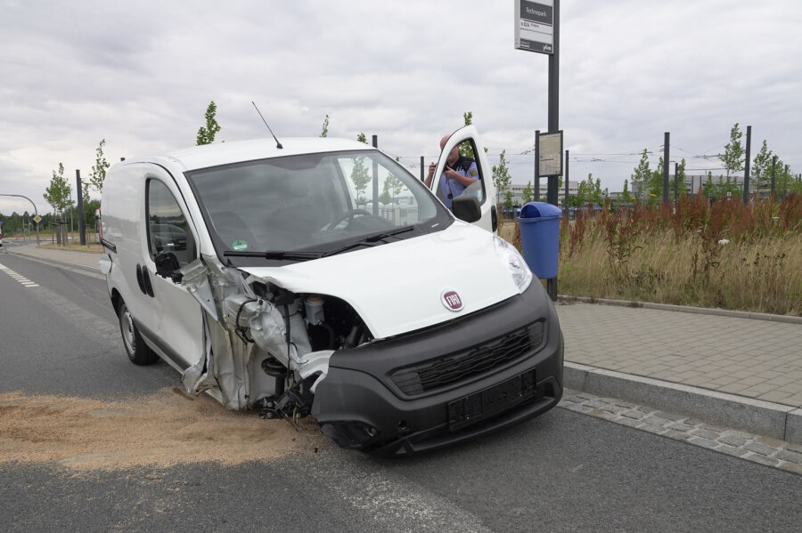 Betrunkene Fahrerin - Transporter fällt Laterne - Beim Unfall verlor der Fiat ein Rad.