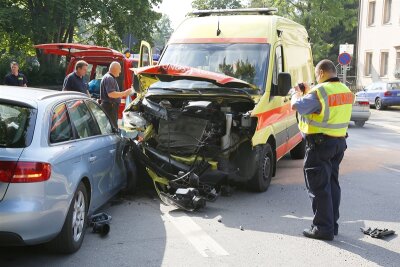 Betrunkener Audi-Fahrer rammt Rettungswagen - 