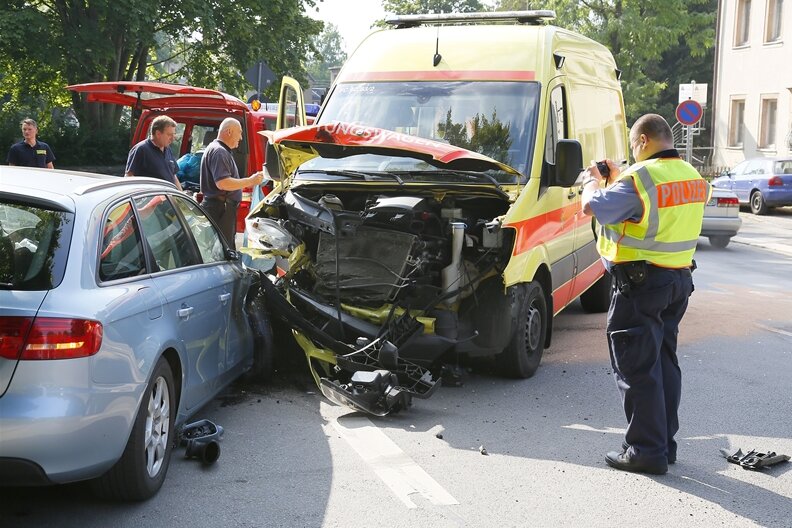 Betrunkener Audi-Fahrer rammt Rettungswagen - 