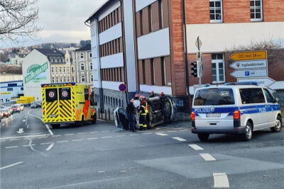 Betrunkener Autofahrer kippt in Plauen mit Fahrzeug um - An der Einmündung Stresemann-/ Hammerstraße ist am Dienstagnachmittag ein Autofahrer verunglückt.