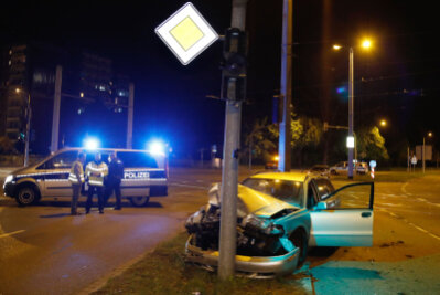 Betrunkener Autofahrer rammt Ampel am Falkeplatz - 