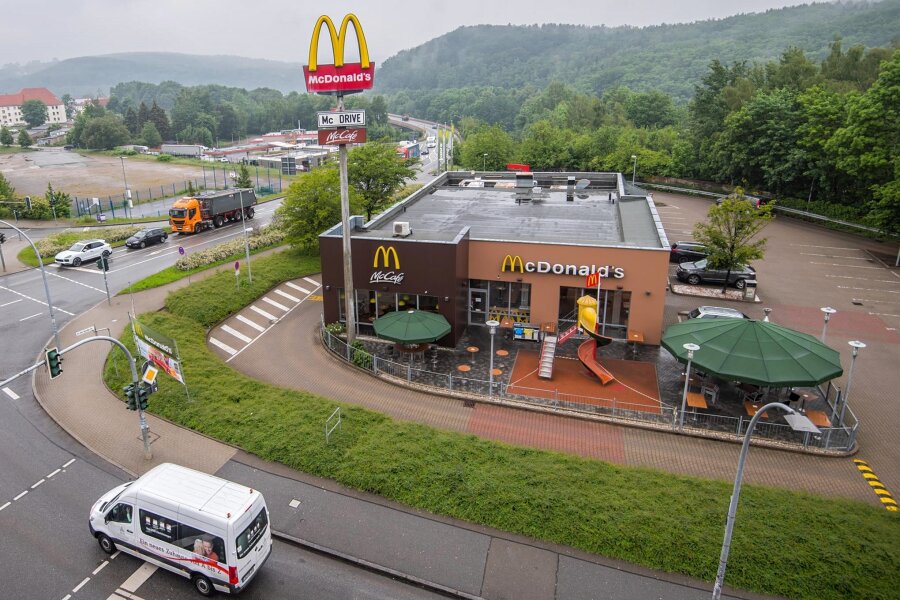 Betrunkener belästigt bei McDonalds in Aue Gäste und wirft mit Essen um sich - Polizei rückt an - Blick auf die McDonalds-Filiale in Aue: Hier soll sich ein Gast am Donnerstag daneben benommen haben.
