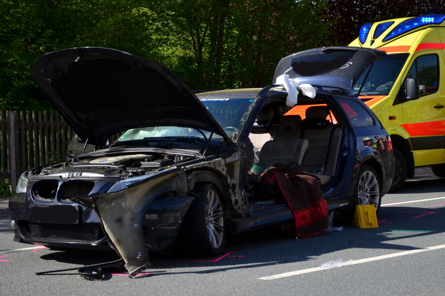 Betrunkener BMW-Fahrer landet nach drei Unfällen im Krankenhaus - 