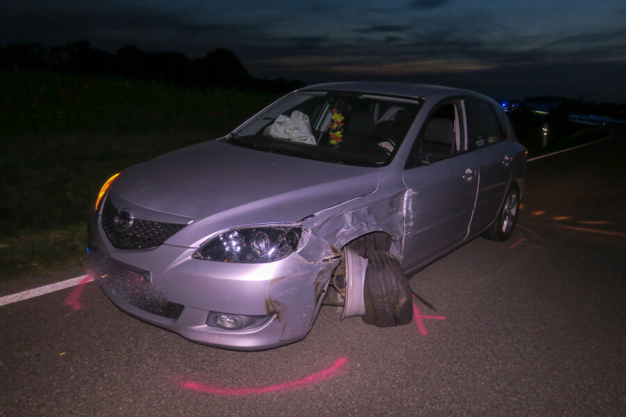 Betrunkener fährt Auto und telefoniert - zwei Verletzte - Das Auto des Unfallverursachers.