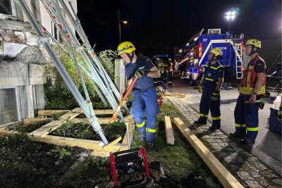 Betrunkener Mann fliegt in Klingenthal mit Auto gegen Hauswand: Fahrer schwer verletzt, Gebäude stark beschädigt - Die Experten vom THW Reichenbach mussten den Erker des betroffenen Gebäudes abstützen.