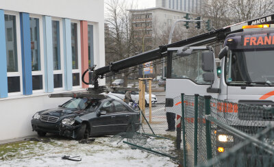 Betrunkener Mercedes-Fahrer rammt Technisches Rathaus - 