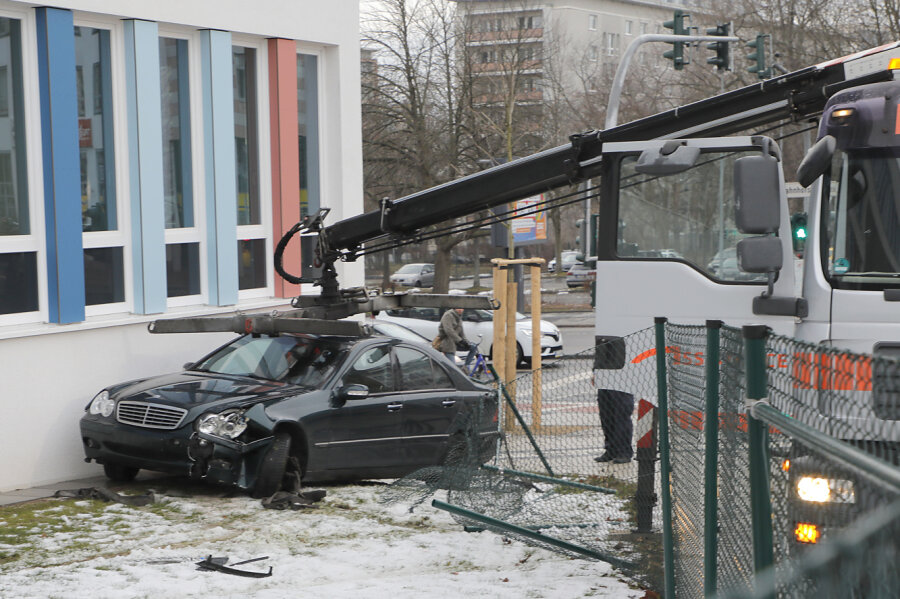 Betrunkener Mercedes-Fahrer rammt Technisches Rathaus - 