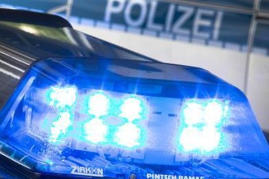 Betrunkener Radfahrer rammt Audi und verletzt sich schwer - ei einem Unfall in Limbach-Oberfrohna am Donnerstagabend ist ein Mann (25) schwer verletzt worden. Er war mit seinem E-Bike auf einen parkenden Aufi aufgefahren.