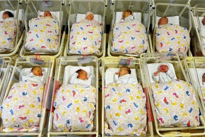 Betty-Juna, Feride und Hosea: Das sind die kreativsten Vornamen im Erzgebirge - Babys liegen zusammen auf einer Neugeborenenstation im Krankenhaus: Bei der Namenswahl für den Nachwuchs lassen sich Erzgebirger einiges einfallen, wie eine neue Statistik zeigt. 