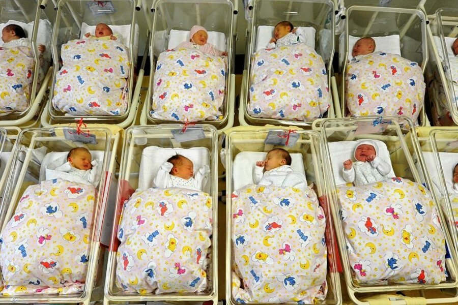 Betty-Juna, Feride und Hosea: Das sind die kreativsten Vornamen im Erzgebirge - Babys liegen zusammen auf einer Neugeborenenstation im Krankenhaus: Bei der Namenswahl für den Nachwuchs lassen sich Erzgebirger einiges einfallen, wie eine neue Statistik zeigt. 